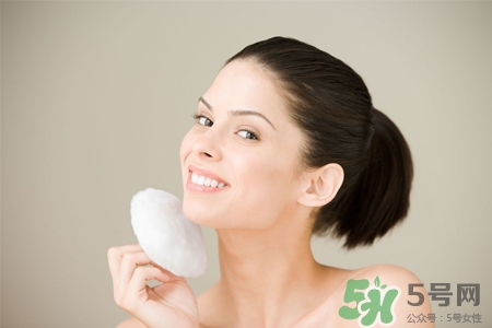 皮膚過敏能洗冷水澡嗎？過敏用冷水還是熱水洗澡？