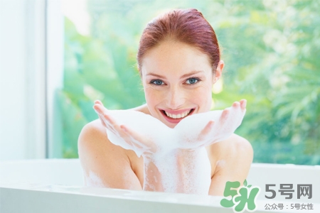 皮膚過敏能洗冷水澡嗎？過敏用冷水還是熱水洗澡？