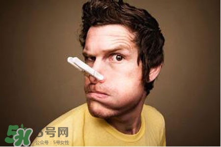 過敏性鼻炎能抽煙嗎？抽煙會(huì)使過敏性鼻炎加重嗎？