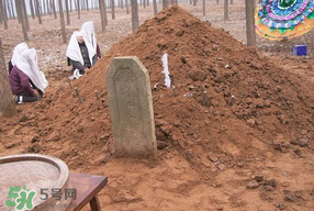 為什么新墳三年不能動土？新墳三年填土對誰不好？