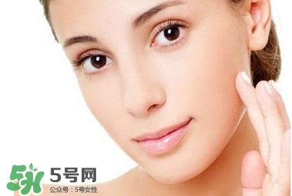 怎么去除疤痕?。咳绾稳コ毯塾?></p><p>方法三 維生素去疤法</p><p>去疤或許沒有那么容易，但是維生素絕對是去疤的好幫手。而維生素C是美白的圣品，因此如果疤痕顏色較深的話，我們可以試著把維生素C弄成粉末涂抹在疤痕上，這樣能夠有效降低疤痕的色素沉淀，促進美白。另外維生素B具有潤膚的作用，能夠增強皮膚的彈性，而且比較容易滲透皮膚進入皮下。因此，我么可以用針將維生素E的膠囊刺破，取出里面的藥液涂抹于疤痕上，輕柔十分鐘，每天兩次即可去疤。</p><h3>疤痕修復期注意事項</h3><p>1.防疤重于治疤，平時要注意安全，皮膚一旦受到損傷就會留下可惡的疤痕。</p><p>2.留下疤痕后要調整好心態，放下心理負擔，積極進行疤痕修復。</p><p style=
