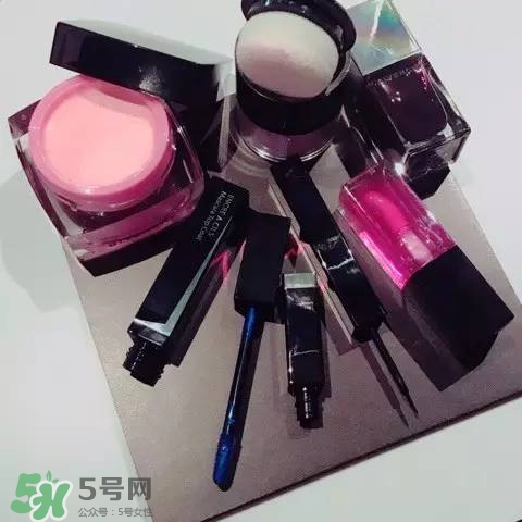 紀梵希花朵浮雕彩妝盤多少錢？紀梵?；ǘ涓〉窀吖庑奕荼P價格