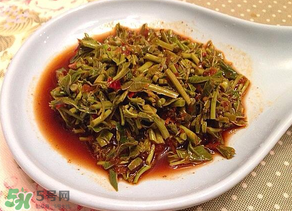 涼拌香椿要過水嗎？香椿涼拌前需要用開水焯一下嗎？