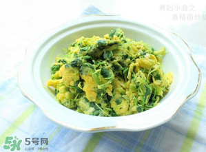 香椿炒雞蛋不能和什么同吃？香椿炒雞蛋什么人不能吃？