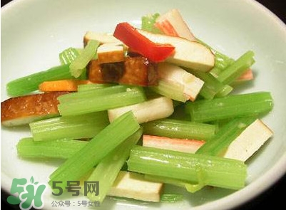 芹菜怎么炒好吃？芹菜怎么炒不苦