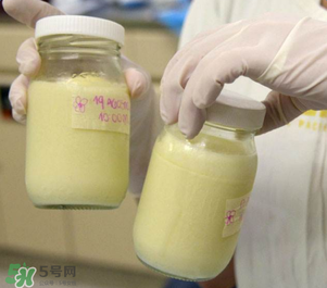 我的奶水發(fā)黃是怎么回事？ 哺乳期奶水發(fā)黃還可以喂奶嗎？