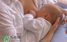 我的奶水發(fā)黃是怎么回事？ 哺乳期奶水發(fā)黃還可以喂奶嗎？