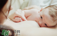 哺乳期奶水有血是什么原因？哺乳期奶水有血能喂奶嗎？