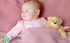 如何判斷新生兒已經吃飽？新生兒吃飽了有什么表現？
