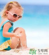 夏日海邊寶寶游泳怎么防曬？海邊親子游泳防曬注意事項