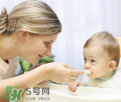 嬰兒吃魚肝油能打預(yù)防針嗎？嬰兒吃魚肝油影不影響打預(yù)防針？