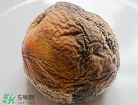?桃子發(fā)霉了還可以吃嗎？吃了發(fā)霉的桃子怎么辦？