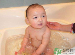 夏天嬰兒洗澡水溫多少度合適？夏天嬰兒洗澡水溫需要多少度？