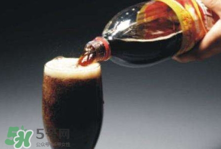 為什么喝碳酸飲料打嗝嗆鼻子？碳酸飲料為什么會(huì)冒泡