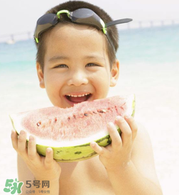夏天寶寶能不能吃冰西瓜呢？冰西瓜寶寶能吃嗎？