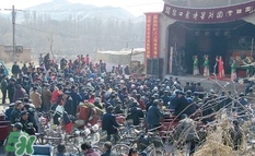 游百病是什么意思？為什么要在端午節游百?。?></p><p>四川地區的“游百病”是在正月十六，家家戶戶男女老少都要走出家門，到戶外游走散步，祈求新一年身體健康。2013年11月，四川閬中“游百病”成功申請“中國體育非物質文化遺產保護和推廣項目”。</p><h3>為什么要在端午節游百病</h3><p>據說游就百病不生，不知從什么時候開始講究的，這天男不做農活，女不做針線，做了叫“扎百病”。就是說把百病的根子扎下了，所以在天水農村，男人趕早備足牛羊飼料，女人忙備吃的和穿的，游百病的主要去處是集鎮、寺廟。不去那里心中如今年白過了一般空落一般酸楚，要去也不易，山村里人要翻山越嶺，要走幾十里山路。平時忙地里忙家里，看小孩敬老人。十六是“大赦”，地里不管，家里放下，小孩拖上，老人扶上，傾家外游，不圖升官發財，圖個吉利，大人小孩百病不生。</p><p style=