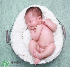 嬰兒吃藥后多久可以吃奶？嬰兒吃藥后多久可以喝奶粉？
