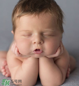 嬰兒吃藥后多久可以吃奶？嬰兒吃藥后多久可以喝奶粉？