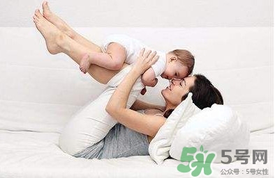 母乳喂養(yǎng)要喂水嗎？純母乳喂養(yǎng)要不要喂水？