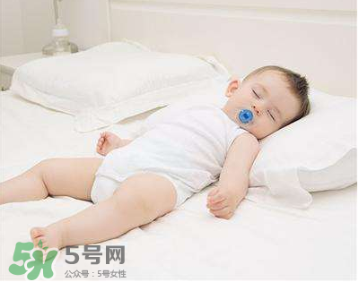 夏天寶寶需要穿襪子睡覺嗎？寶寶夏天睡覺要穿襪子嗎？