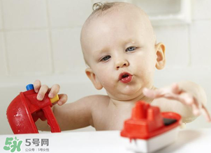 嬰兒浴盆是帶浴網(wǎng)還還是帶浴板好？嬰兒浴盆什么款式好？