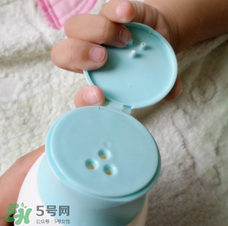 爽身粉可以擦臉上嗎？臉上可不可以涂爽身粉？