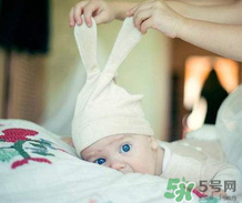 寶寶發(fā)燒是用熱毛巾還是冷毛巾敷？寶寶發(fā)燒用什么毛巾敷？