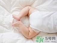 寶寶發(fā)燒是用熱毛巾還是冷毛巾敷？寶寶發(fā)燒用什么毛巾敷？