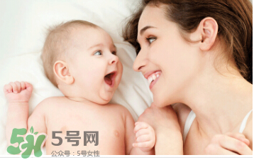 母乳喂養(yǎng)胸部一大一小怎么辦？母乳喂養(yǎng)會導(dǎo)致胸不對稱嗎？