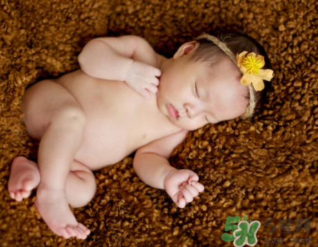 新生兒吃母乳一次吃多久？新生兒吃母乳一次十分鐘正常嗎？