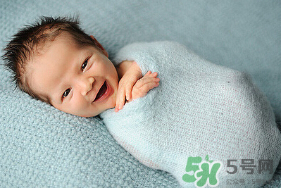 新生兒吃母乳一次吃多久？新生兒吃母乳一次十分鐘正常嗎？