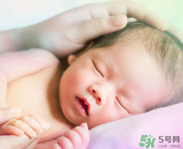 新生兒吃母乳一次吃多久？新生兒吃母乳一次十分鐘正常嗎？