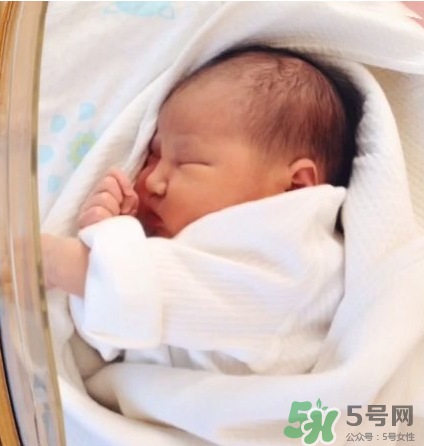 新生兒吃母乳會撐到嗎？新生兒吃母乳會吃撐嗎？