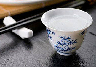 三伏天可以喝白酒嗎？三伏天喝白酒好還是啤酒？