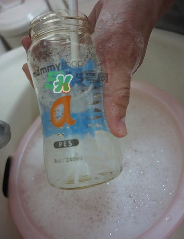 奶瓶刷尼龍的好還是海綿的好？洗奶瓶的正確方法