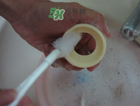 奶瓶刷尼龍的好還是海綿的好？洗奶瓶的正確方法