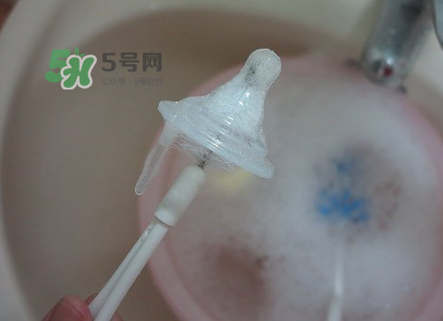 奶瓶刷尼龍的好還是海綿的好？洗奶瓶的正確方法