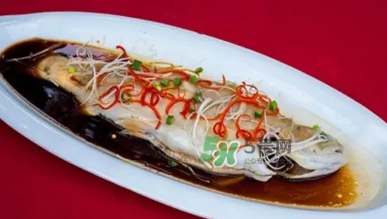 金鱒魚清蒸為什么變黑？食用金鱒魚有什么好處