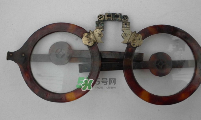 玳瑁眼鏡多少錢？玳瑁眼鏡如何選購？
