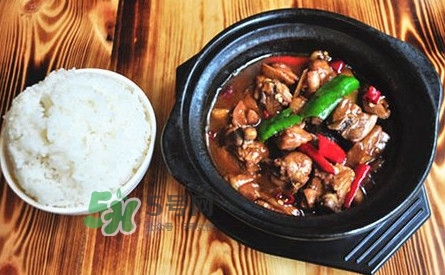 黃燜雞米飯有幾個品牌？黃燜雞米飯有營養嗎