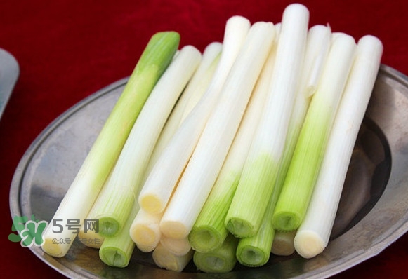 大蔥有青蟲怎么去除？大蔥有白斑是什么原因