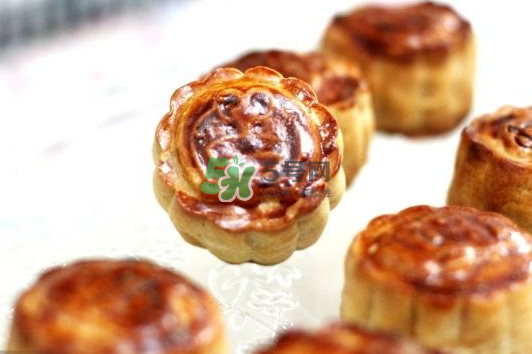 月餅烤裂了什么原因？月餅烤的時(shí)候?yàn)槭裁磿?huì)變形？