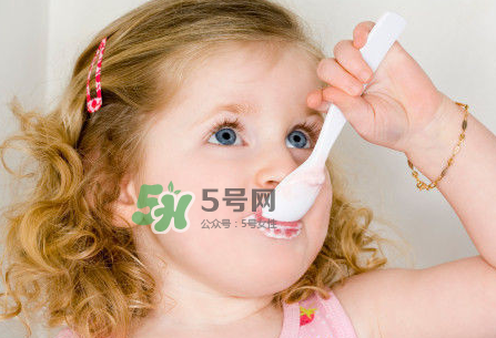 一歲后的寶寶如何喂養？寶寶喝牛奶好嗎？