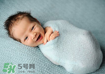 剪臍帶時寶寶會不會疼？剪臍帶寶寶疼嗎？