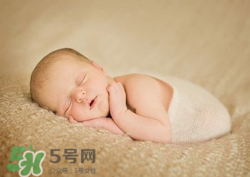 剪臍帶時寶寶會不會疼？剪臍帶寶寶疼嗎？