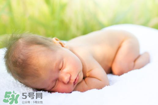 寶寶曬太陽后出濕疹正常嗎？寶寶曬太陽會出濕疹嗎？