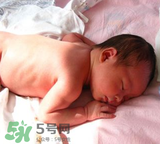 寶寶曬太陽后出濕疹正常嗎？寶寶曬太陽會出濕疹嗎？