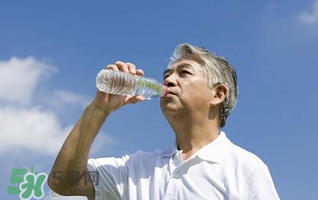 國(guó)家飲用水標(biāo)準(zhǔn)是什么？飲用水和礦泉水的區(qū)別