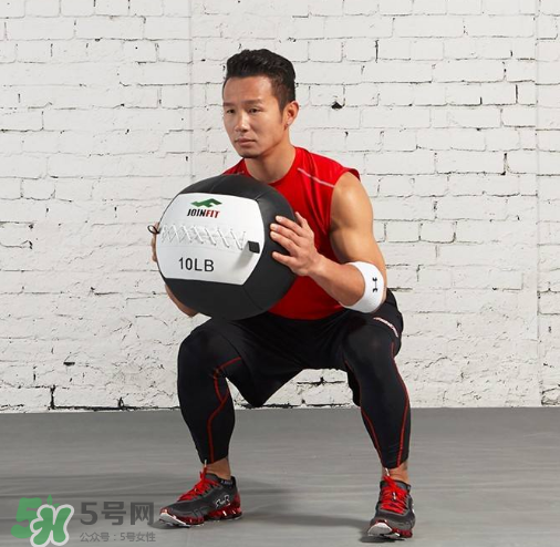 藥球深蹲怎么做？藥球深蹲訓練方法