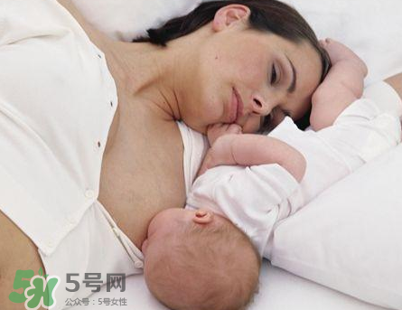 新生兒嗜睡吃奶量少要緊嗎？新生兒吃奶量少怎么辦？